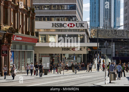 HSBC Bank su Corporation Street, Birmingham. Grand stazione ferroviaria centrale e il centro commerciale in background. Foto Stock