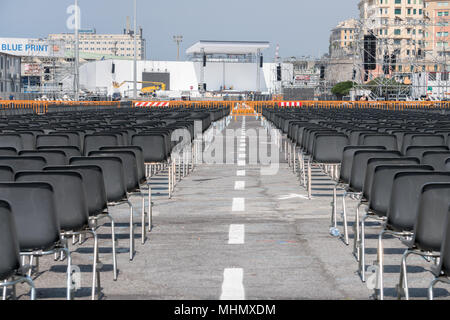 GENOVA, Italia - 25 Maggio 2017 - Preparazione per il Papa Francesco messa in Kennedy luogo in riva al mare. Più di 80.000 persone parteciperanno Foto Stock