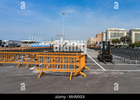 GENOVA, Italia - 25 Maggio 2017 - Preparazione per il Papa Francesco messa in Kennedy luogo in riva al mare. Più di 80.000 persone parteciperanno Foto Stock