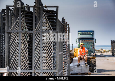 GENOVA, Italia - 25 Maggio 2017 - Preparazione per il Papa Francesco messa in Kennedy luogo in riva al mare. Più di 80.000 persone parteciperanno Foto Stock