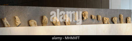 Eretteo fregio. Le figure dal fregio che era in esecuzione intorno alla parte superiore dell'esterno dell'edificio principale e il suo portico del nord. Probabilmente rappresentano scene di miti associati con i culti del Erechteion. 409-406 A.C. Museo dell'Acropoli. Atene. La Grecia. Foto Stock