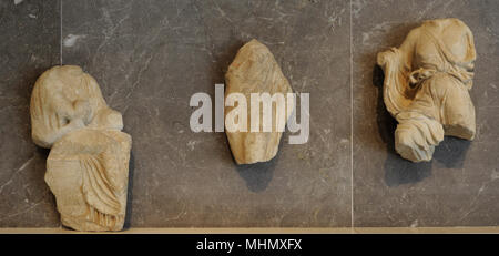 Eretteo fregio, dettaglio. Le figure dal fregio che era in esecuzione intorno alla parte superiore dell'esterno dell'edificio principale e il suo portico del nord. Probabilmente rappresentano scene di miti associati con i culti del Erechteion. 409-406 A.C. Museo dell'Acropoli. Atene. La Grecia. Foto Stock