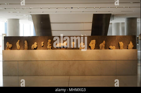 Eretteo fregio. Le figure dal fregio che era in esecuzione intorno alla parte superiore dell'esterno dell'edificio principale e il suo portico del nord. Essi sono curvati in marmo bianco di Paros. Probabilmente rappresentano scene di miti associati con i culti del Erechteion. 409-406 A.C. Museo dell'Acropoli. Atene. La Grecia. Foto Stock