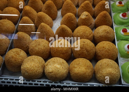 Arancini siciliani dettaglio riso fritto sfere Foto Stock