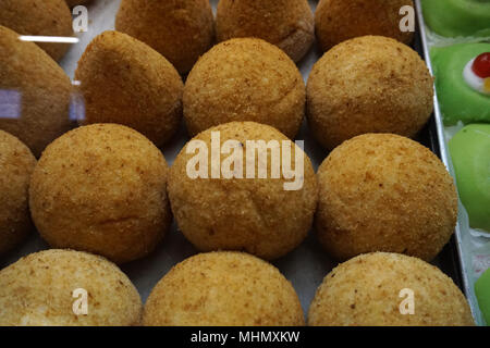 Arancini siciliani dettaglio riso fritto sfere Foto Stock