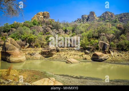 Rocce di bilanciamento in Matobo National Park, Zimbabwe, 11 settembre 2016. Foto Stock