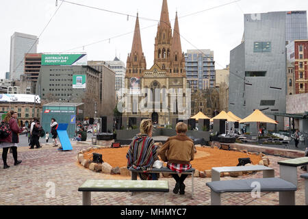 MELBOURNE, Australia, 16 agosto 2017 - Melbourne è la capitale e la città più popolosa della stato australiano del Victoria, strade, traffico, un locale Foto Stock