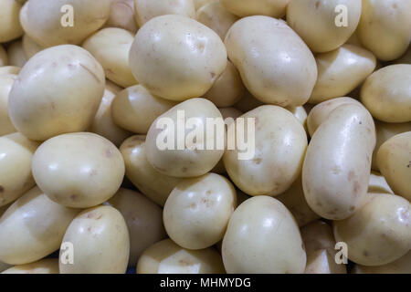Partita di patate pronti per la vendita al mercato Foto Stock