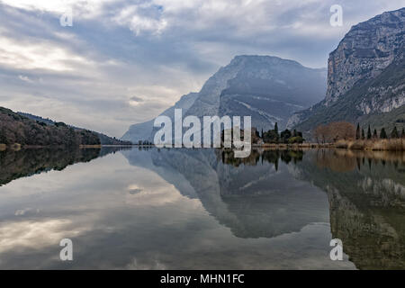 Castel Toblino Vista nebbiosa giornata invernale Foto Stock