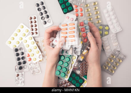 Donna che mantiene pila di blister Foto Stock
