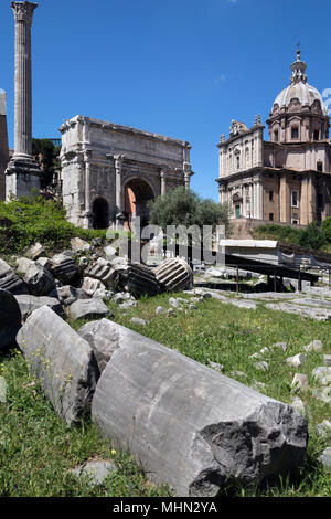 Il Foro Romano - Roma - Italia. L'Arco di Settimio Severo, la chiesa dei Santi Luca-e-Martina e la colonna di Phocas. Foto Stock