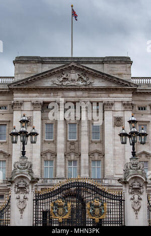 Londra, Inghilterra - 15 luglio 2017 - Buckingham Palace London Town dettaglio chiudere una delle attrazioni più visitate Foto Stock