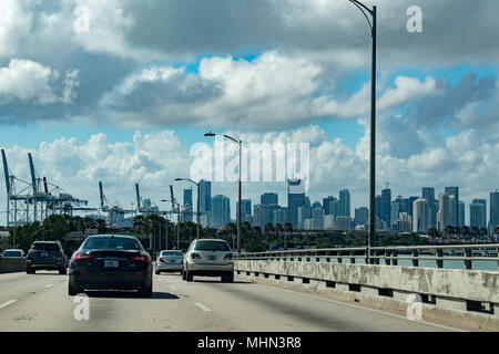 MIAMI, Stati Uniti d'America - 7 febbraio 2017 - Florida autostrade congestionate con molte automobili transito ogni giorno Foto Stock