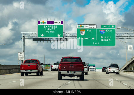 MIAMI, Stati Uniti d'America - 7 febbraio 2017 - Florida autostrade congestionate con molte automobili transito ogni giorno Foto Stock