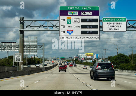 MIAMI, Stati Uniti d'America - 7 febbraio 2017 - Florida autostrade congestionate con molte automobili transito ogni giorno Foto Stock