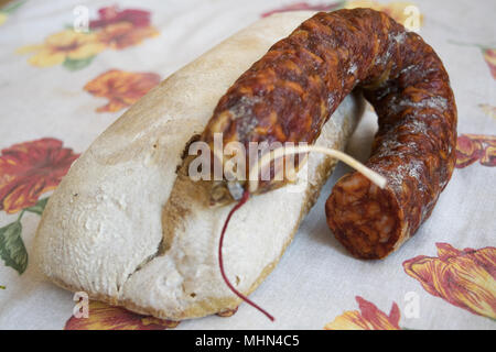 In casa filone di pane caldo e salsiccia chirizo Foto Stock