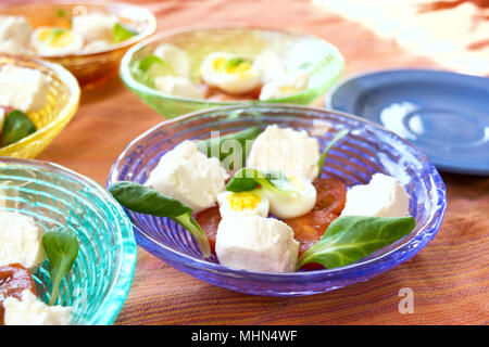 Antipasto Misto con formaggio spalmabile, uova sode e pomodori ciliegia Foto Stock
