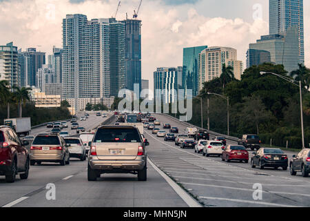 MIAMI, Stati Uniti d'America - 9 febbraio 2017 - Miami Florida autostrade congestionate con molte automobili transito ogni giorno Foto Stock