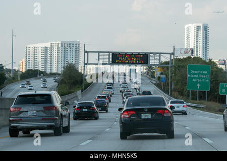 MIAMI, Stati Uniti d'America - 9 febbraio 2017 - Miami Florida autostrade congestionate con molte automobili transito ogni giorno Foto Stock