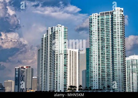 MIAMI, Stati Uniti d'America - 9 febbraio 2017 - Miami Florida autostrade congestionate con molte automobili transito ogni giorno Foto Stock