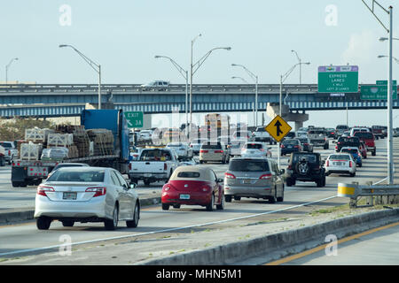 MIAMI, Stati Uniti d'America - 9 febbraio 2017 - Miami Florida autostrade congestionate con molte automobili transito ogni giorno Foto Stock