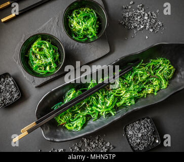 Vista dall'alto di insalata di alghe marine o chuka wakame, il cibo giapponese Foto Stock