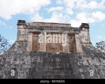 Parete di antiche rovine della grande palla di edifici a Chichen Itza city, Messico, più grandi e più impressionante di siti archeologici nel paese, cielo molto nuvoloso Foto Stock