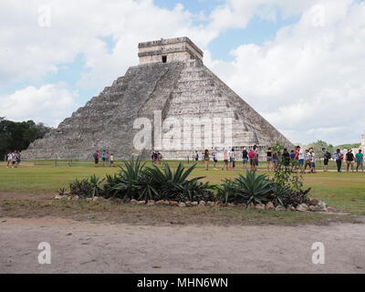 CHICHEN ITZA, Messico AMERICA DEL NORD NEL FEBBRAIO 2018: Scenario della piramide e agavi in città maya, rovine di siti archeologici paesaggi con turiste Foto Stock