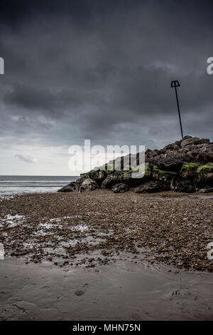 Spettacolari rocce e le previsioni del tempo a Highcliffe Beach in Dorset, Regno Unito la marea è fuori rivelando un sacco di dettagli nascosti intorno al mare difese. Foto Stock