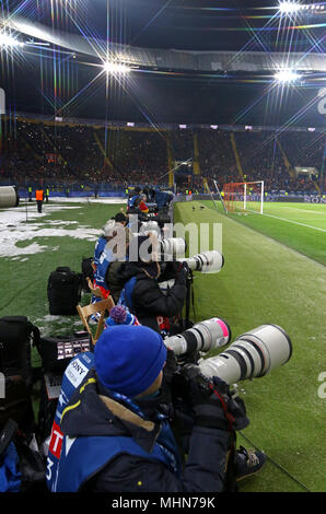 KHARKIV, Ucraina - 21 febbraio 2018: Sport fotografi al lavoro durante la UEFA Champions League round di gioco 16 Shakhtar v Roma a OSK Metalist stadiu Foto Stock