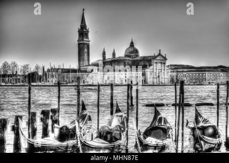 Le gondole attraccate a Piazza San Marco con il San Giorgio cattedrali in background Foto Stock