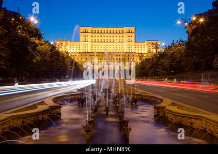 Bucarest, Romania; Palazzo del Parlamento da Unirii Boulevard al crepuscolo Foto Stock