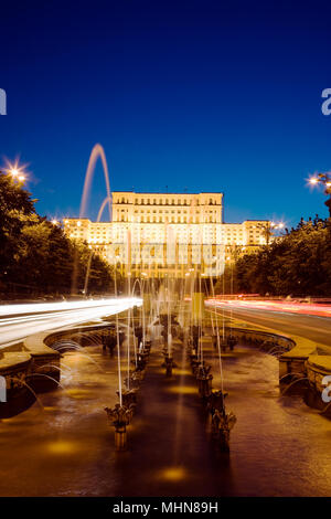 Bucarest, Romania; Palazzo del Parlamento da Unirii Boulevard al crepuscolo Foto Stock