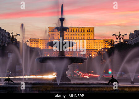 Bucarest, Romania; Piata Unirii (Union Square) con il Palazzo del Parlamento al crepuscolo Foto Stock