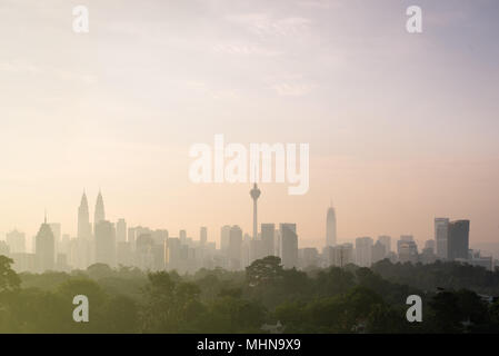 Bellissima vista di Kuala Lumpur skyline della città nelle prime ore del mattino con foschia o nebbia e la costruzione è semi silhouette. turismo e cityscape concept Foto Stock