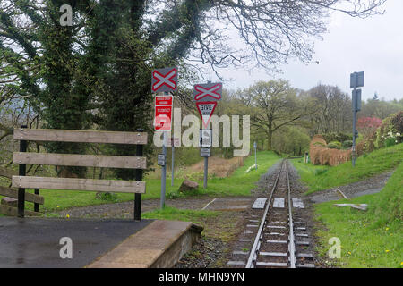 Eskdale green incrocio sulla stretta guage Ravenglass & Eskdale heritage ferrovie a vapore Foto Stock