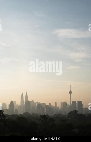 Verticale o il portrait immagine della bellissima Kuala Lumpur cityscape skyline al mattino ambiente e gli edifici in silhouette. turismo e svluppo Foto Stock