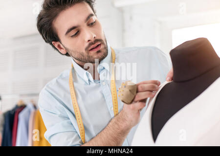 Determinato sarta lavorando su un nuovo abito Foto Stock