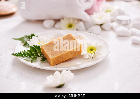 Bellezza, spa, cura del corpo, bagno e cosmetici naturali Nozione - close up artigianale di saponette sul tavolo bianco Foto Stock