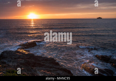 Sole di sera messa in mare di Polzeath in Cornovaglia Foto Stock