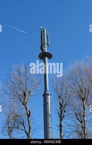 Tecnologia, costruzioni,l'elettronica e concetto di mobile reti: antenne settoriali per le stazioni base per i telefoni cellulari.BTS - Base Transceiver Station Foto Stock