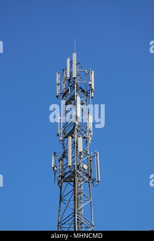 Tecnologia, costruzioni,l'elettronica e concetto di mobile reti: antenne settoriali per le stazioni base per i telefoni cellulari.BTS - Base Transceiver Station Foto Stock