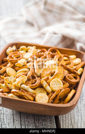 Miscelati snack salato di cracker e salatini nella ciotola. Foto Stock