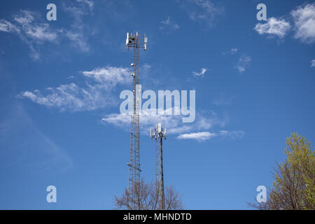 Torre di telecomunicazioni nell'Unione europea. Cielo blu scuro con nuvole bianche in background Foto Stock