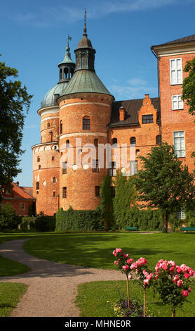 Parte del castello di Gripsholm con una torre e park a Mariefred, Svezia. Il castello è un palazzo reale costruito durante il 1500s e oggi è una popolare turiste Foto Stock