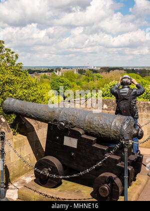 I turisti alla ricerca di panorami, North Terrace, il Castello di Windsor, Windsor, Berkshire, Inghilterra, Regno Unito, GB. Foto Stock