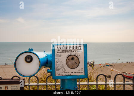 Un tradizionale a gettone punto di vista telescopio guardando oltre il mare del villaggio di birra, Devon, Inghilterra. Foto Stock