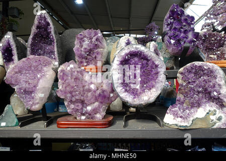 Ametista le grotte di cristallo sul display Foto Stock