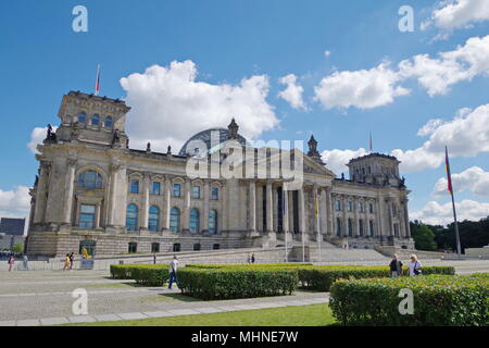 Storico edificio del Reichstag - Tedesco parlamento federale - a Berlino Foto Stock