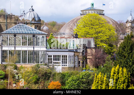 Il Pavilion Gardens, il parco al centro della città termale di Buxton in Peak District, Derbyshire, Regno Unito Foto Stock